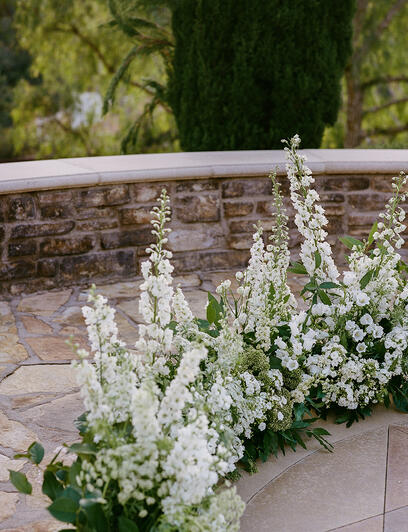 natural and neat / altar grounded arch / white / Hanny Lee Photo