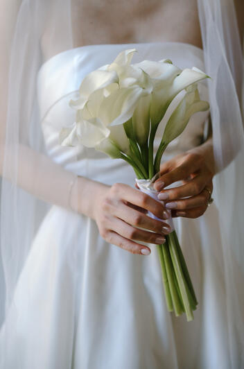 natural and neat / bridal bouquet / white / Hanny Lee Photo