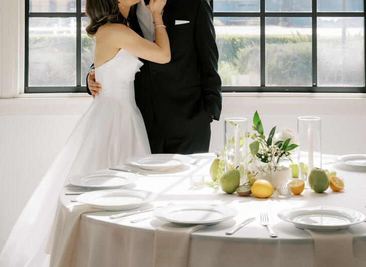 modern / reception ikebana / white, green / Elaine Chang Photography