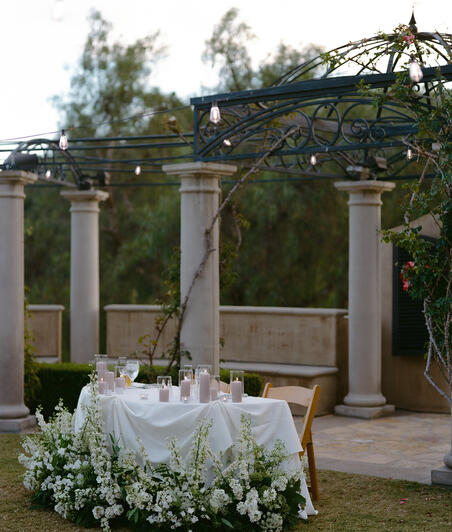 natural and neat / sweetheart table grounded arch / white / Hanny Lee Photo