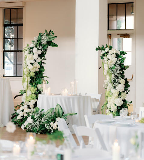 modern / sweetheart table asymmetrical arch / white, green / Elaine Chang Photography