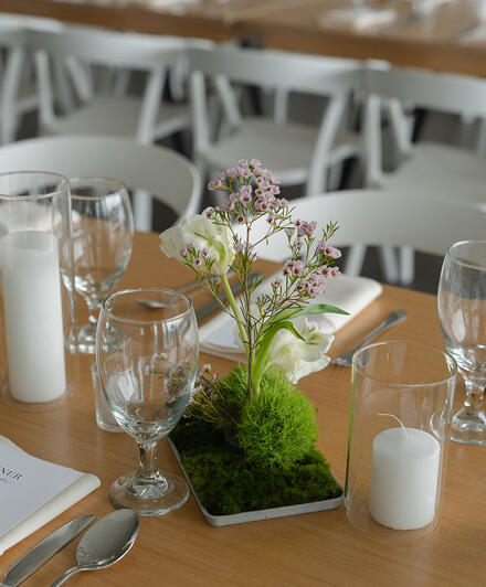 sculptural and mossy / reception ikebana / green, white, yellow, purple / Kristine and Charles